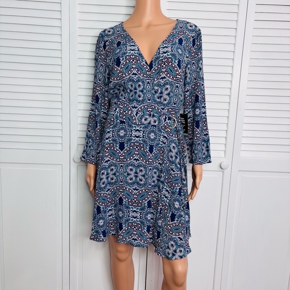 EXPRESS Blue Abstract Print V-Neck Wrap Dress Size Medium - Picture 1 of 8